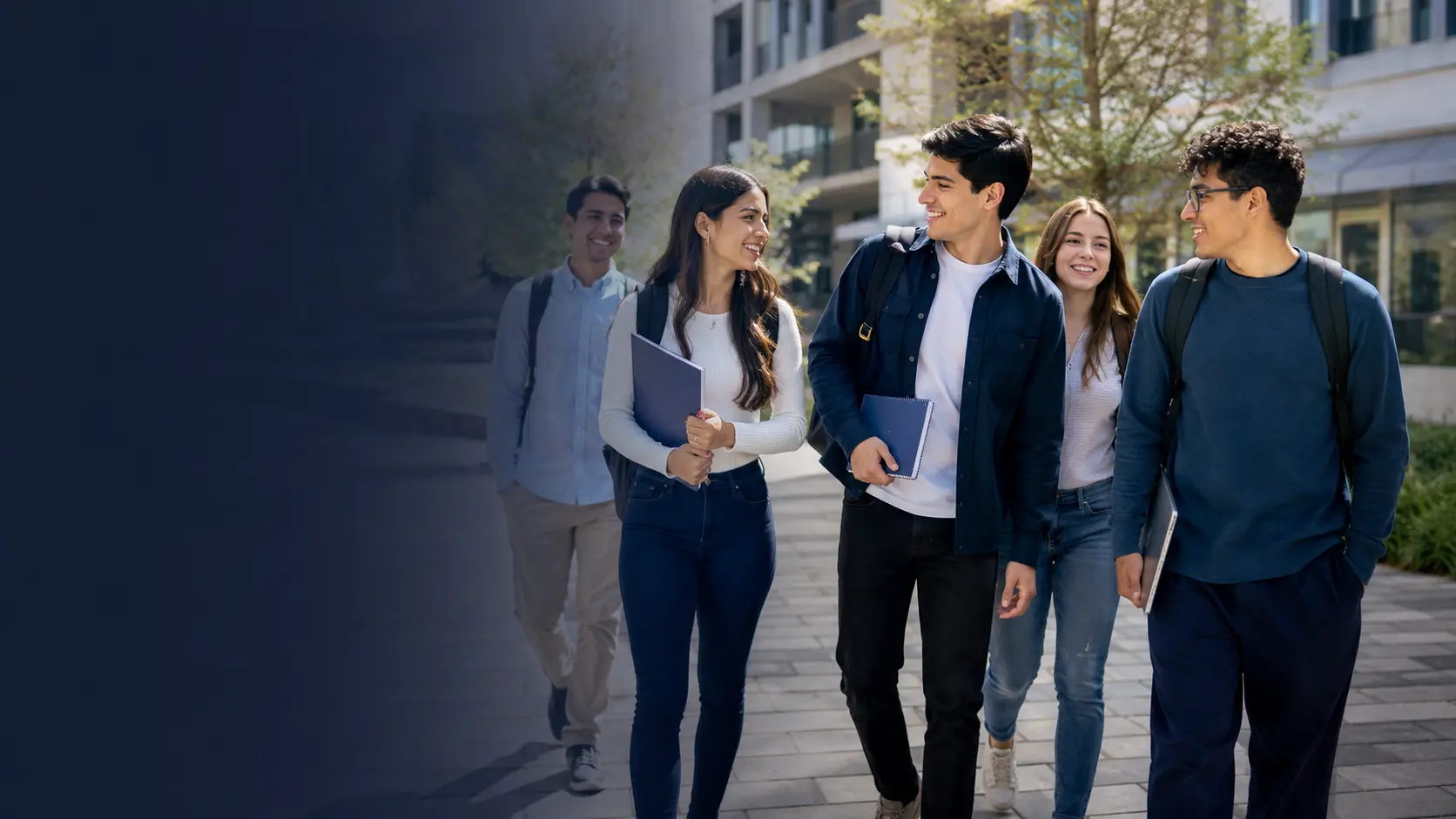 Estudiantes internacionales en un campus universitario